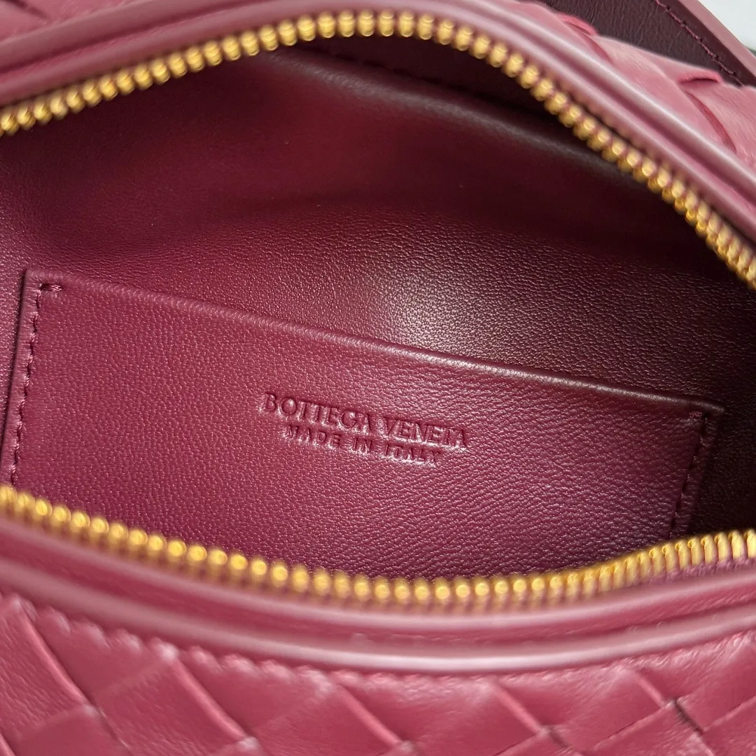 Batch 1480 BOTTEGA VENETA2025 new women's small Soft Vanity cosmetic bag, using the classic Intrecciato weaving technique, inheriting the classics, the ring buckle design 😎 The light metal chain gives you a high-end sense of matching, the chain is removable, and it can be used as a handbag ~ An elegant small bag that is perfect for participating in events. The overall body of the bag is as soft as marshmallow and can be easily kneaded, showing the strong toughness and high-end feel of the leather. The touch of sheepskin is so amazing. It is so healing when pinched! I have absolutely no resistance to small bags! ! ! Style No.: 843800 Color: Barro Red Size: 19*14*3cm